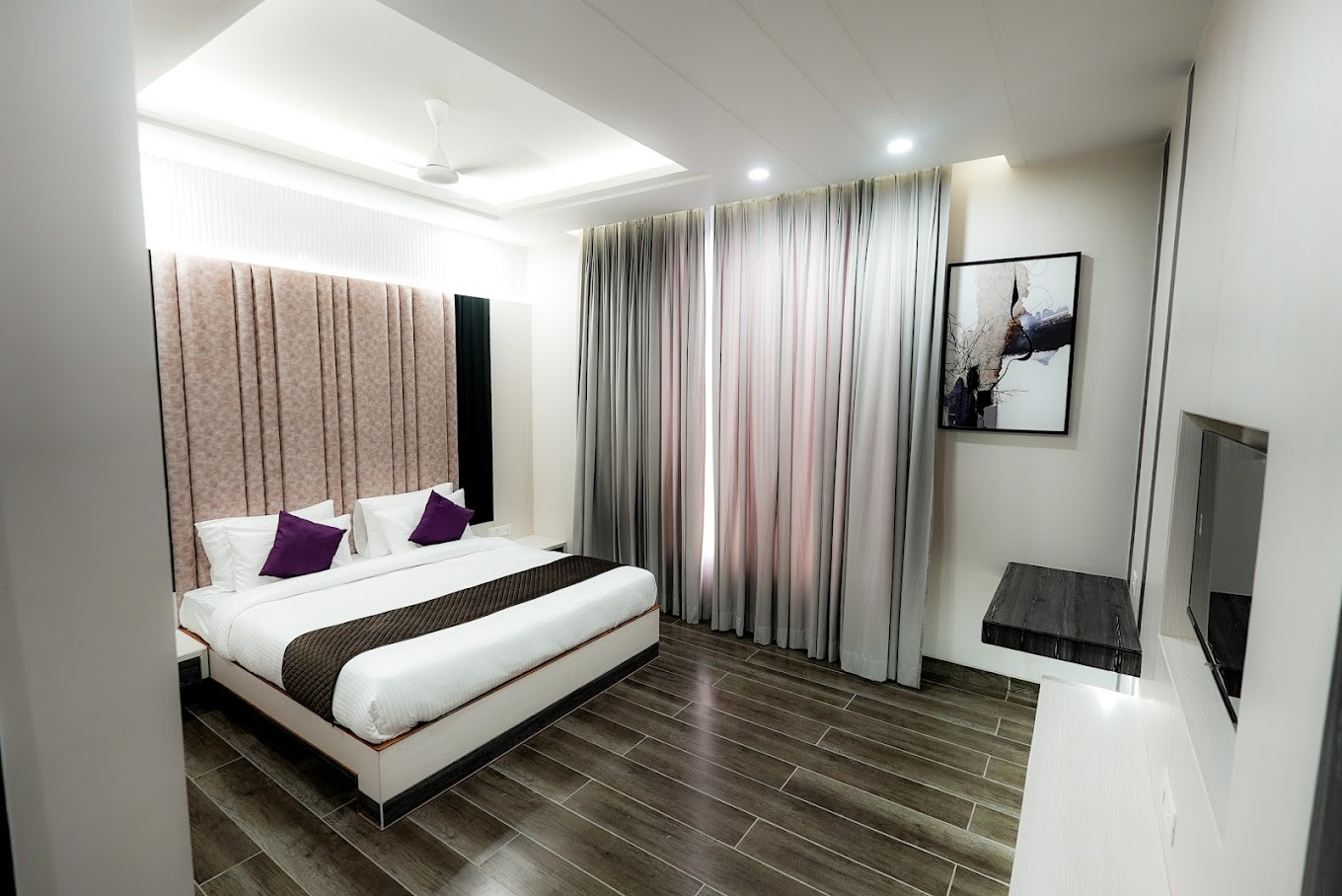 Elinor Hotel